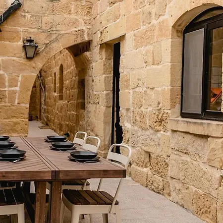 Charming & Stylish Historic With Pool Vilă