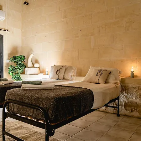 Charming & Stylish Historic With Pool Vilă